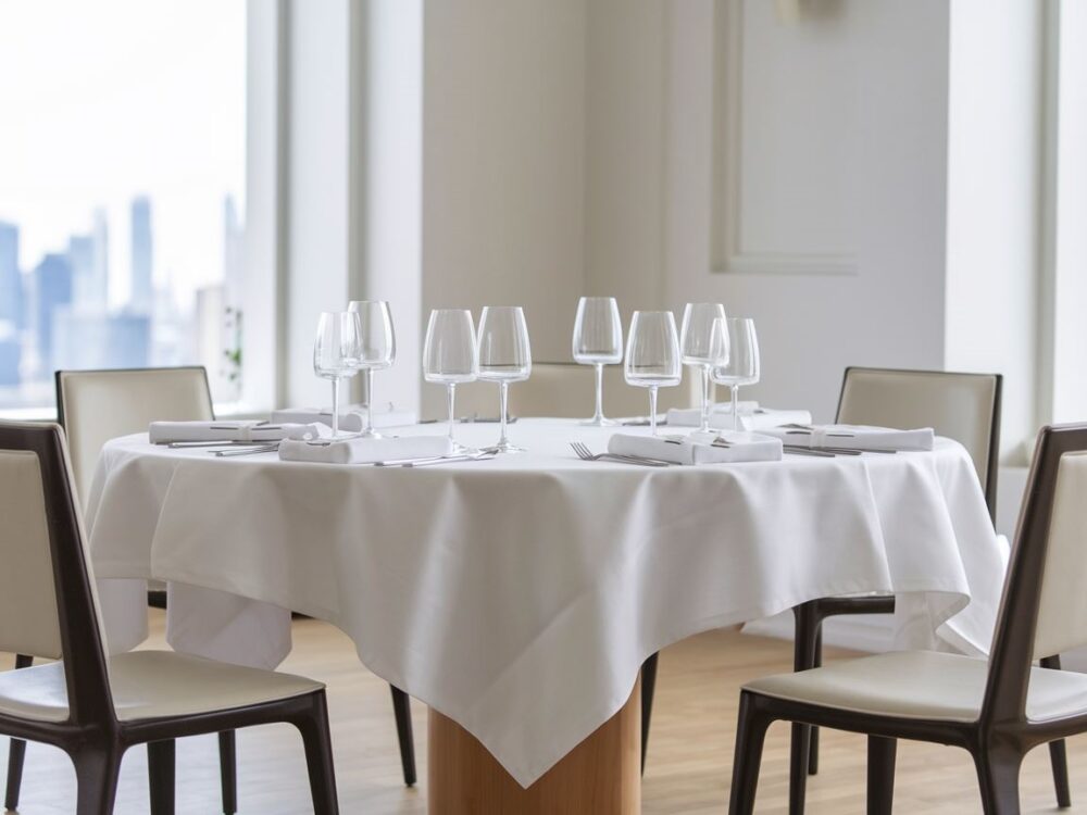 aranżacja stołu z obrusem