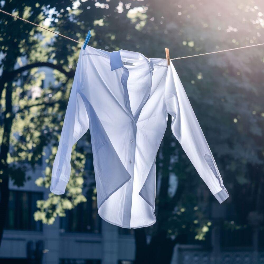 butelka perfum przy ubraniu