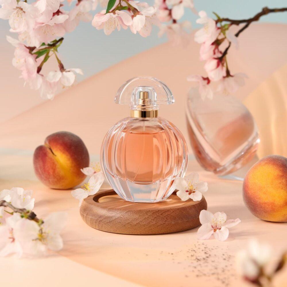 flakon perfum i brzoskwinie