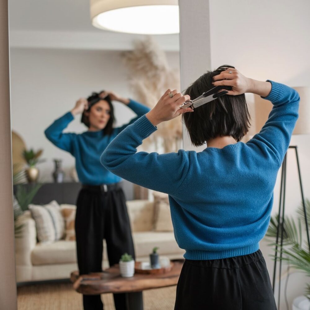 kobieta podczas cięcia włosów