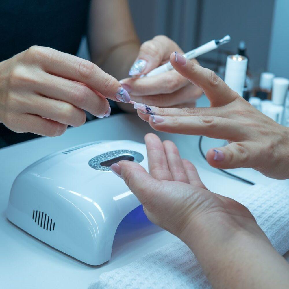 manicure hybrydowy