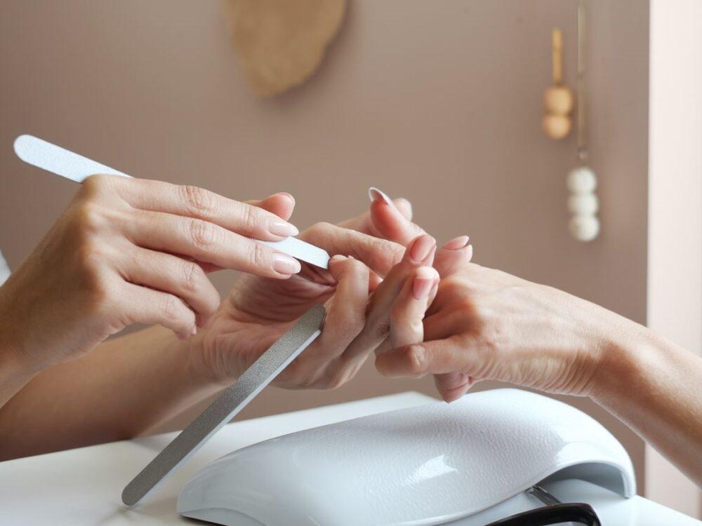 manicure migdałowy