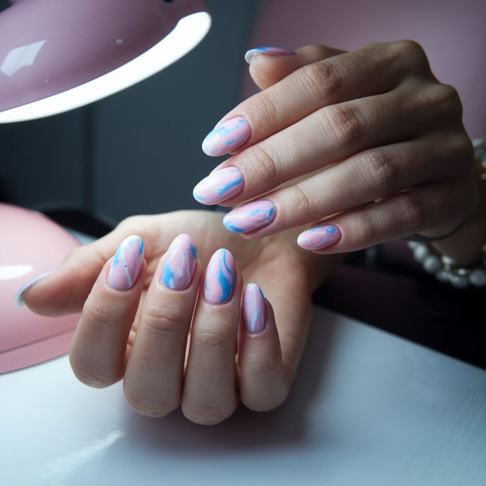 manicure z efektem marmuru