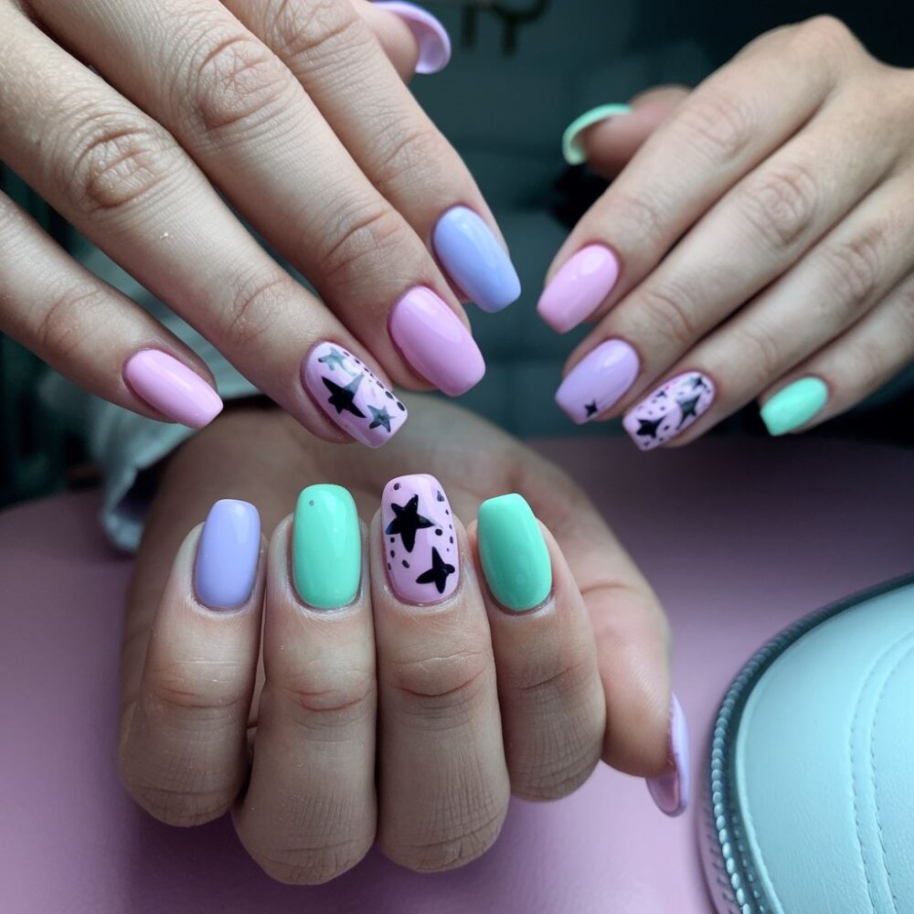 manicure z motywem gwiazdek