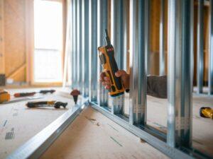 montaż stelaża pod regipsy