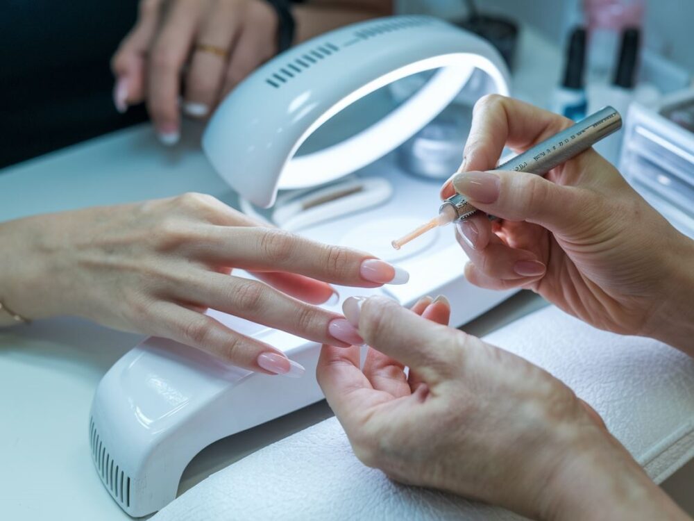 nakładanie żelu na tipsy