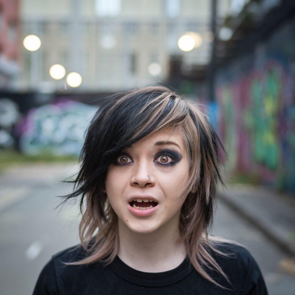 nowoczesna fryzura młodzieżowa