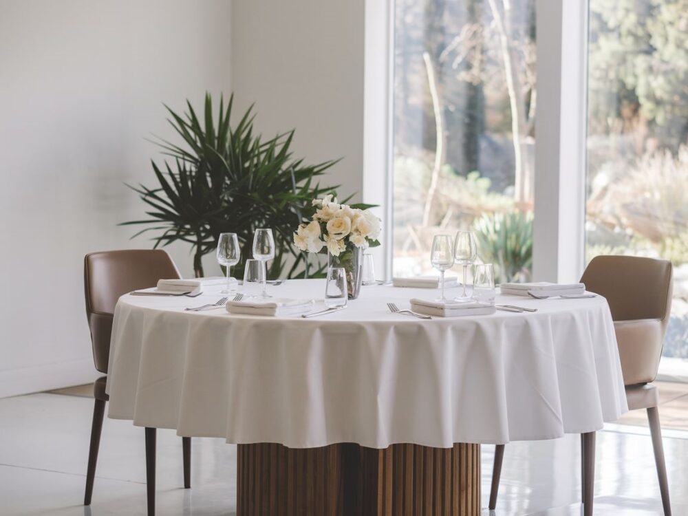 obrus na stole jadalnianym