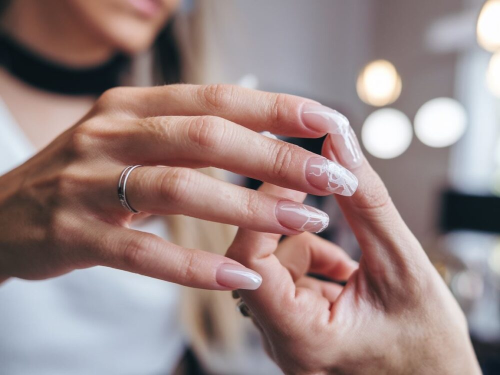 odklejone paznokcie żelowe