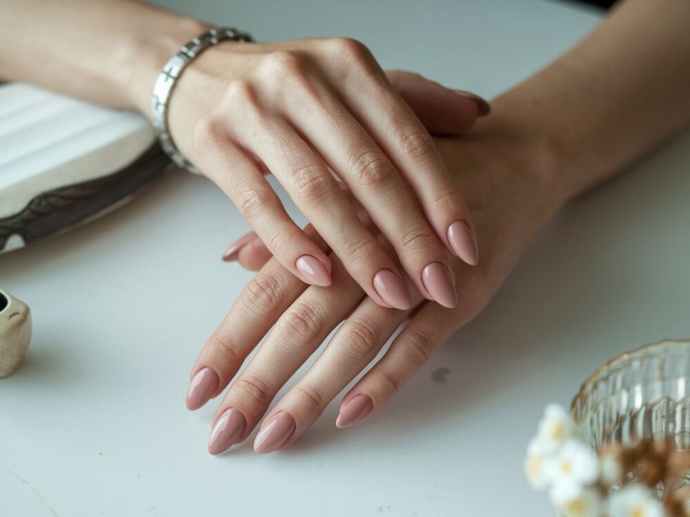 subtelny różowy manicure