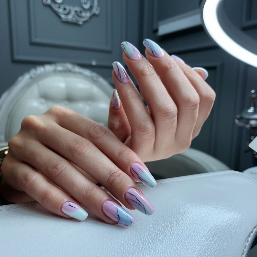 wzór marmur na paznokciach