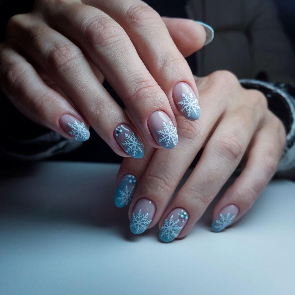 wzór śnieżynki na paznokciu