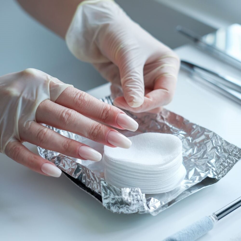 zdejmowanie żelu z paznokci